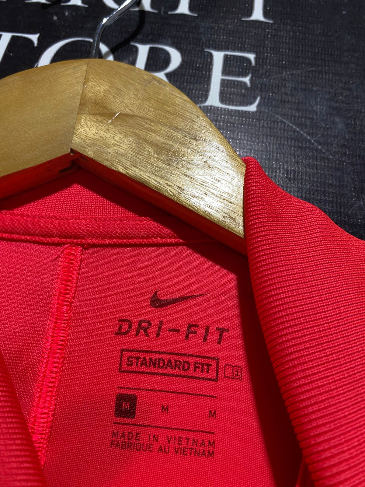 NIKE |M| BUST 18| B4| DRI-FIT SLEEVELESS PERFORMANCE POLO SHIRT IN VIBRANT RED