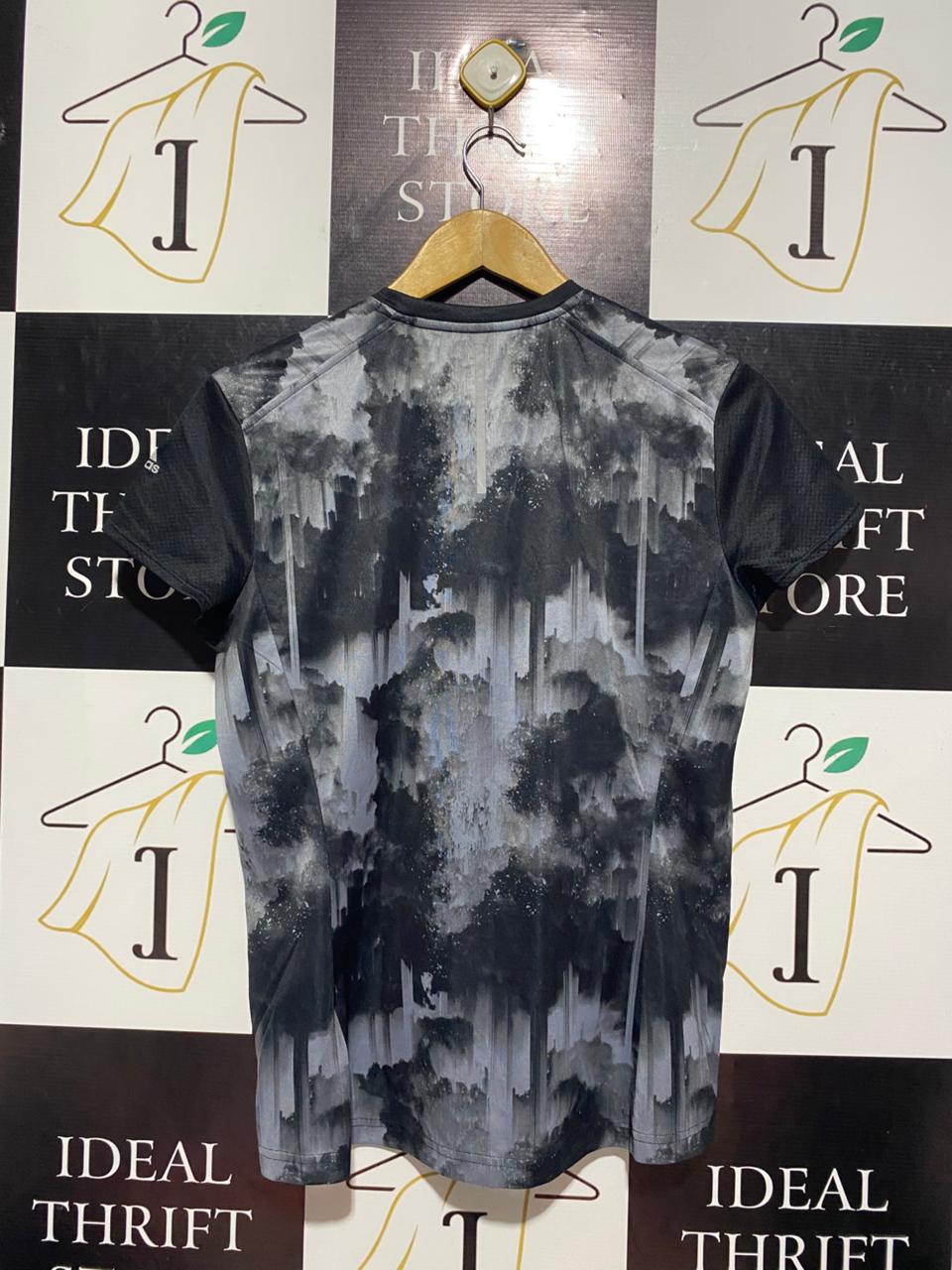 ADIDAS |L| BUST 20| B4| PERFORMANCE V-NECK TRAINING TEE WITH ABSTRACT MONOCHROME PRINT