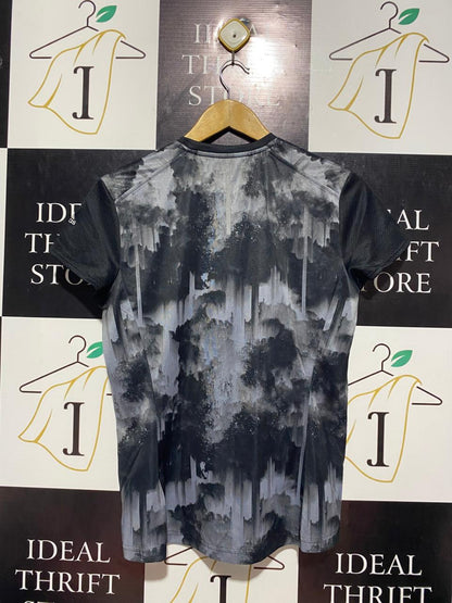 ADIDAS |L| BUST 20| B4| PERFORMANCE V-NECK TRAINING TEE WITH ABSTRACT MONOCHROME PRINT