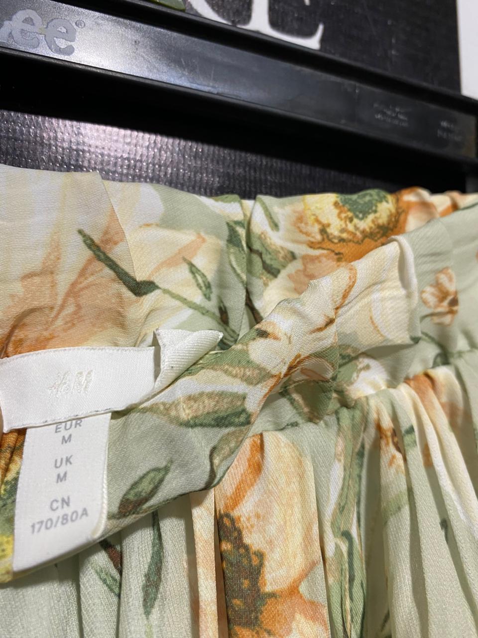 H&M |L| WAIST 32| B5| ELEGANT SAGE GREEN FLORAL PLEATED MAXI SKIRT