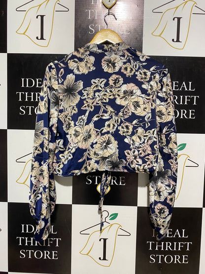 BAVDOT |S| BUST 19| B6| FLORAL SATIN CROPPED TIE-FRONT TOP IN NAVY