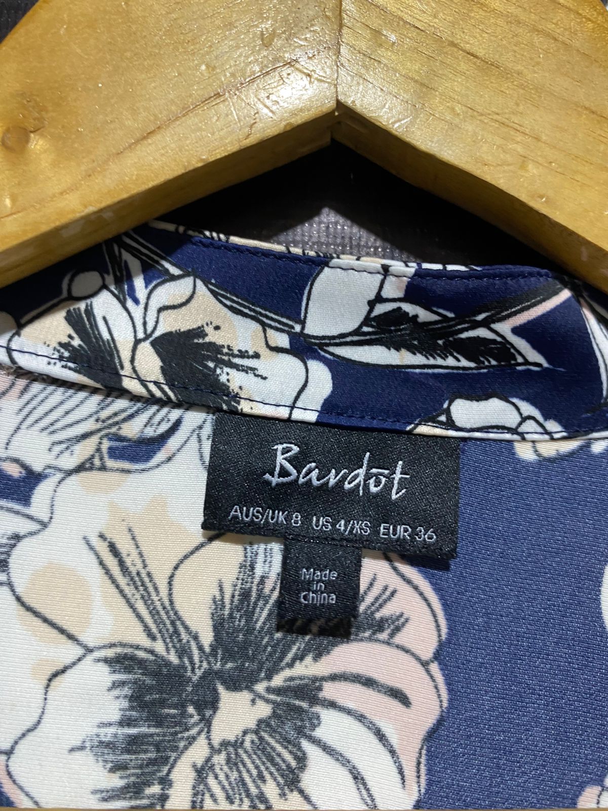 BAVDOT |S| BUST 19| B6| FLORAL SATIN CROPPED TIE-FRONT TOP IN NAVY