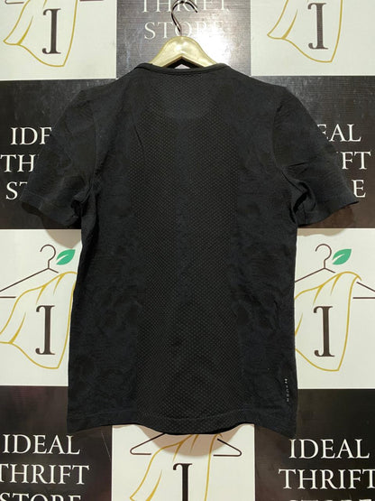 ANDER ARMOUR |L| BUST 18| B7| HEATGEAR SEAMLESS TRAINING T-SHIRT - BLACK