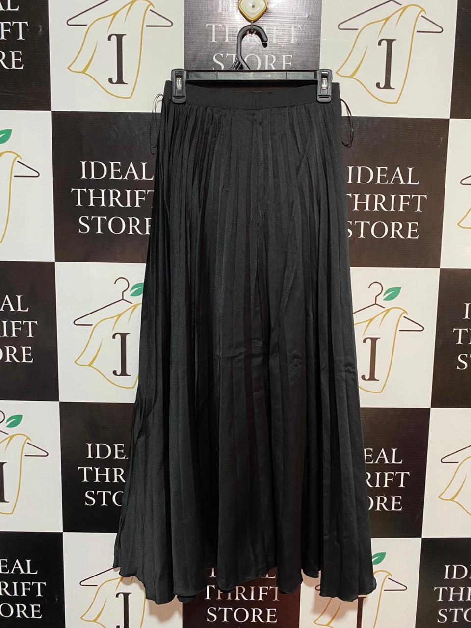 F&F |M| WAIST 26| B8| EDIT SATIN BLACK PLEATED MIDI SKIRT