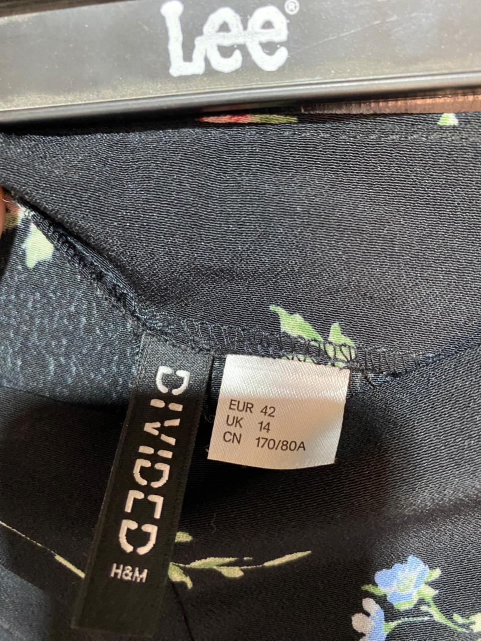 H&M |L| WAIST 30| B8| CHIC BLACK FLORAL PRINT STRAIGHT-LEG TROUSERS