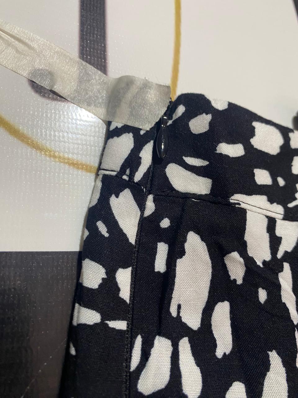 PEACOCKS |XXL| WAIST 40| B9| BLACK AND WHITE ABSTRACT PRINT MIDI SKIRT