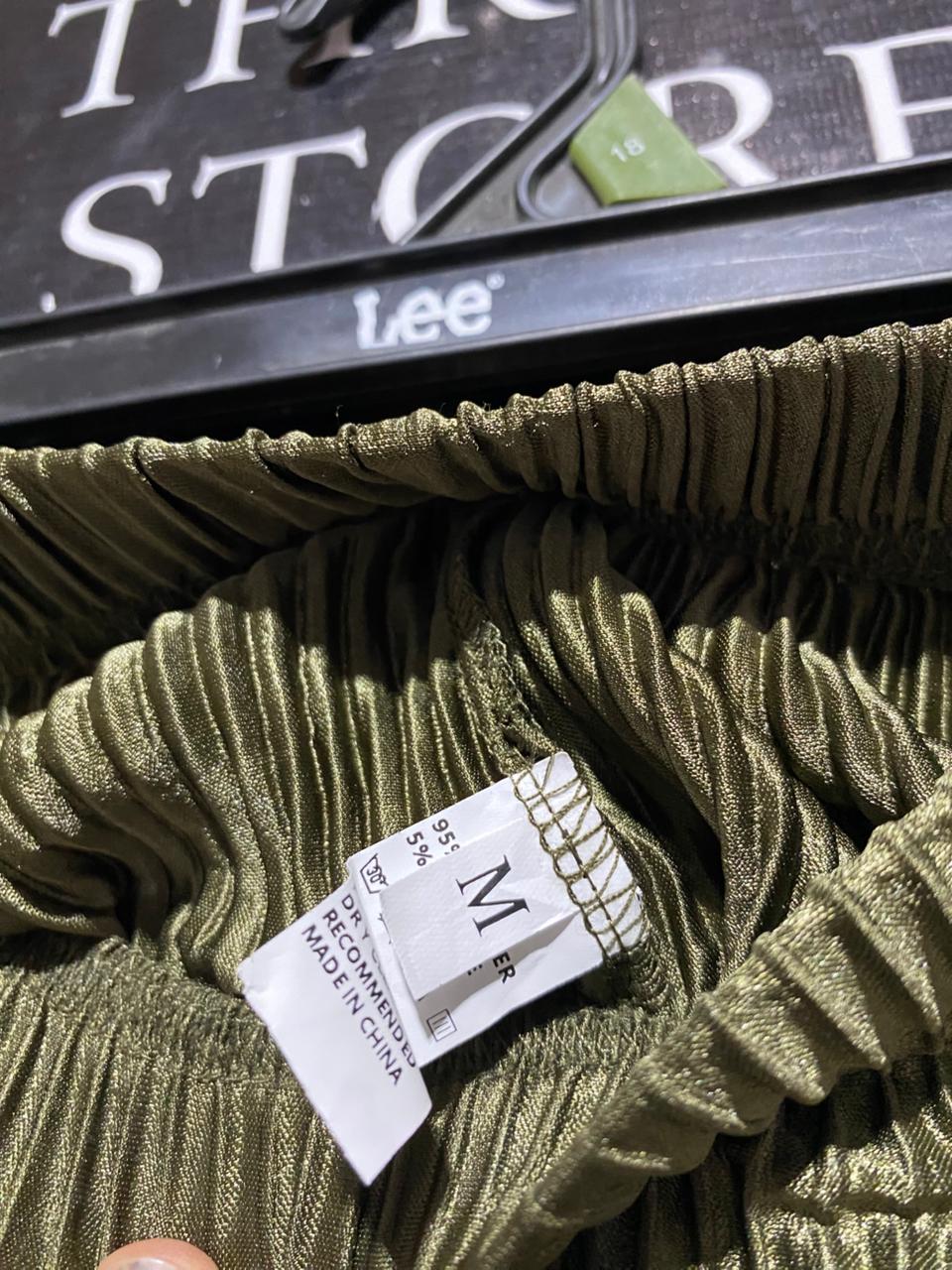 |M| WAIST 26| B8| PREMIUM OLIVE GREEN PLEATED WIDE-LEG TROUSERS
