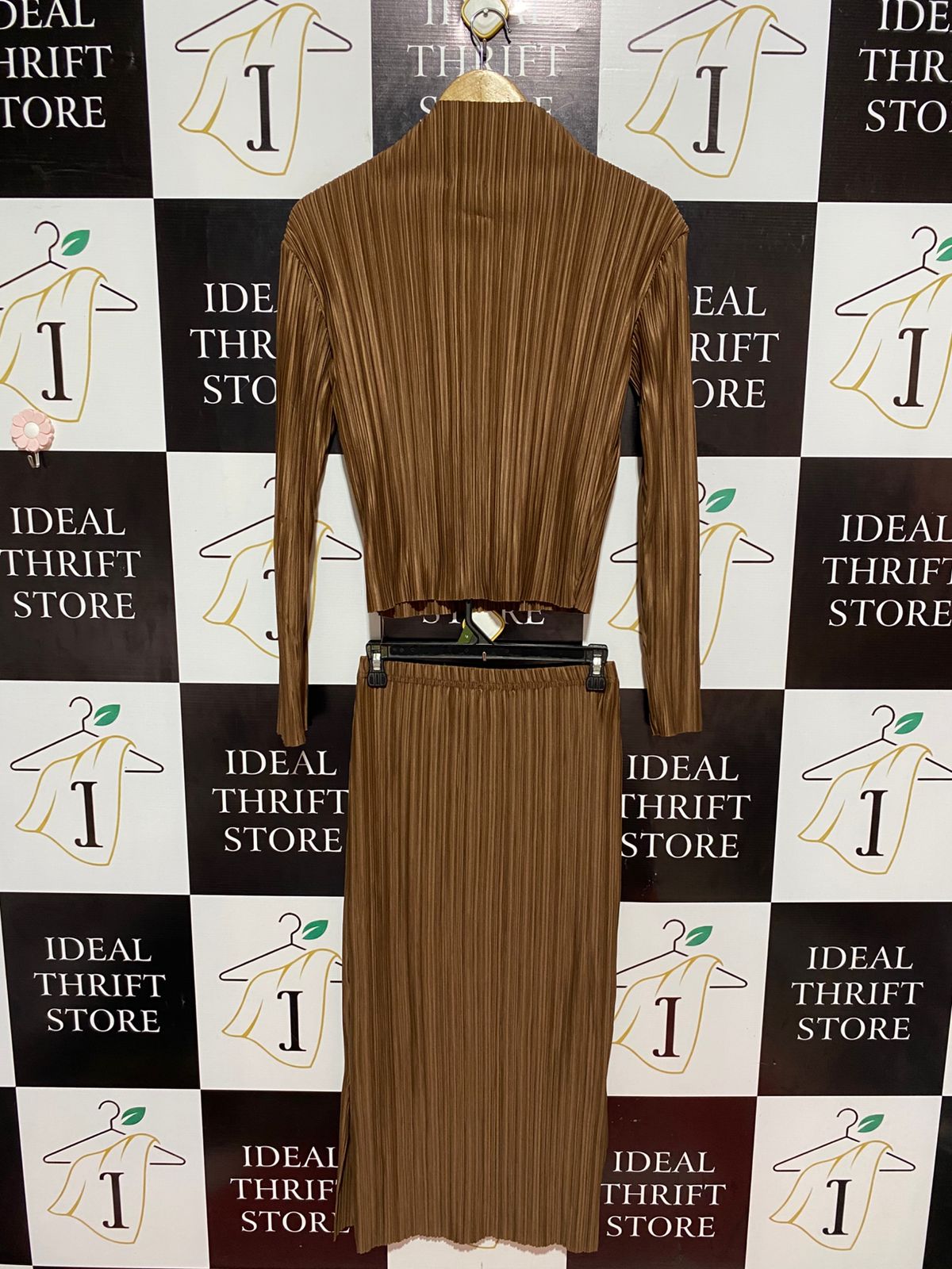 BOOHOO | M|  B10| PLEATED HIGH-NECK TOP AND MIDI SKIRT CO-ORD SET - BROWN