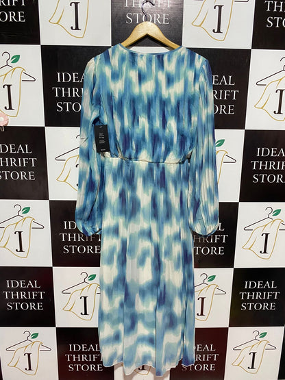 NA-KD | M| BUIST 17 | B10| PLEATED V-NECK MAXI DRESS - BLUE CLOUD PRINT