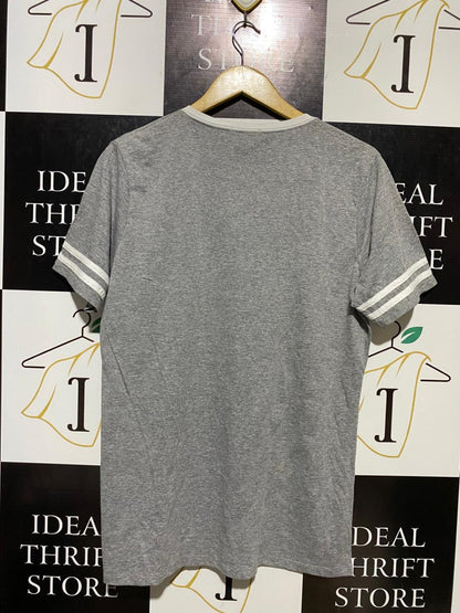 GAME DAY |L| BUST 21| B11| UNIVERSITY OF OKLAHOMA SOONERS VINTAGE STYLE V-NECK TEE