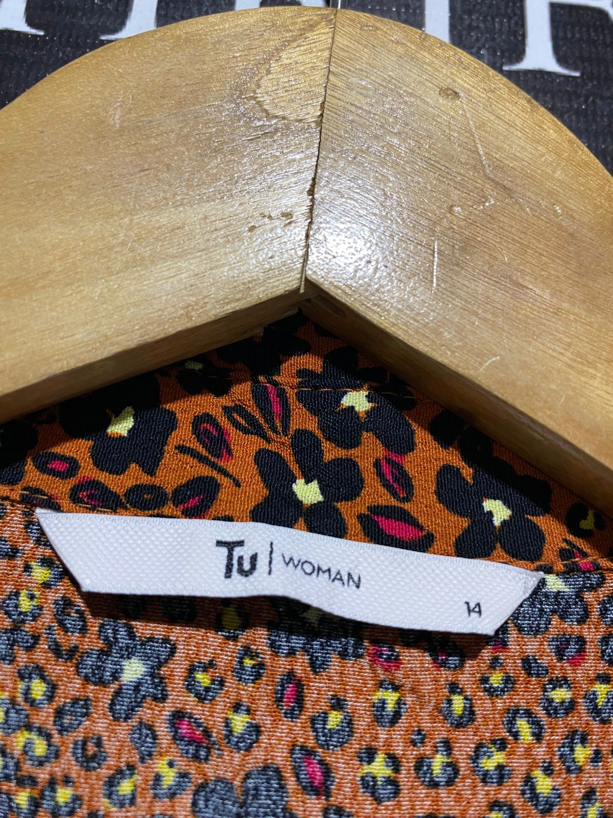 TU WOMAN |L| BUST 19| B14| PREMIUM LEOPARD PRINT BUTTON-DOWN LONG SLEEVE SHIRT