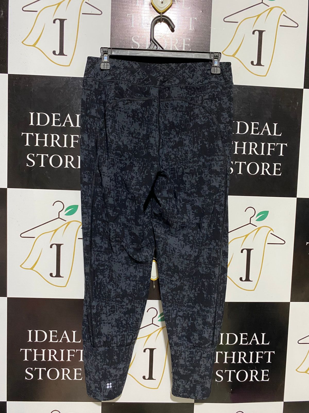 SWEATY BETTY |M| WAIST 28| B15| GREY AND BLACK ABSTRACT PRINT CROPPED TRAINING LEGGINGS
