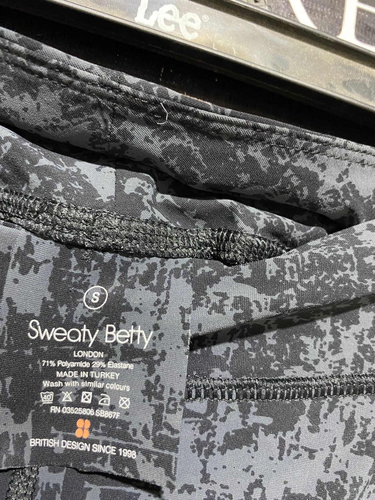 SWEATY BETTY |M| WAIST 28| B15| GREY AND BLACK ABSTRACT PRINT CROPPED TRAINING LEGGINGS
