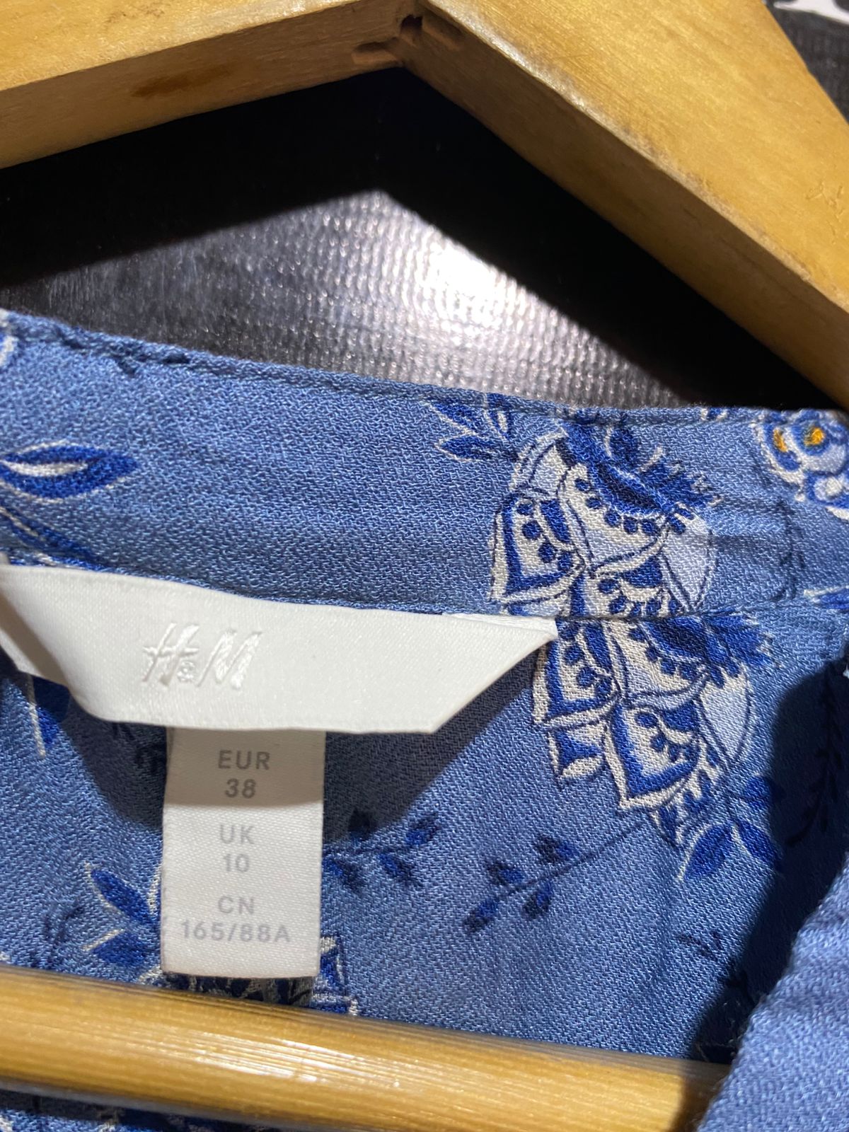 H&M | XL| BUST 22| B18| BLUE FLORAL HENLEY BLOUSE WITH HI-LOW HEM