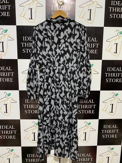 SHEIN |XL| BUST 20| B19| BLACK AND GREY ABSTRACT PRINT BUTTON-DOWN TIERED MAXI DRESS