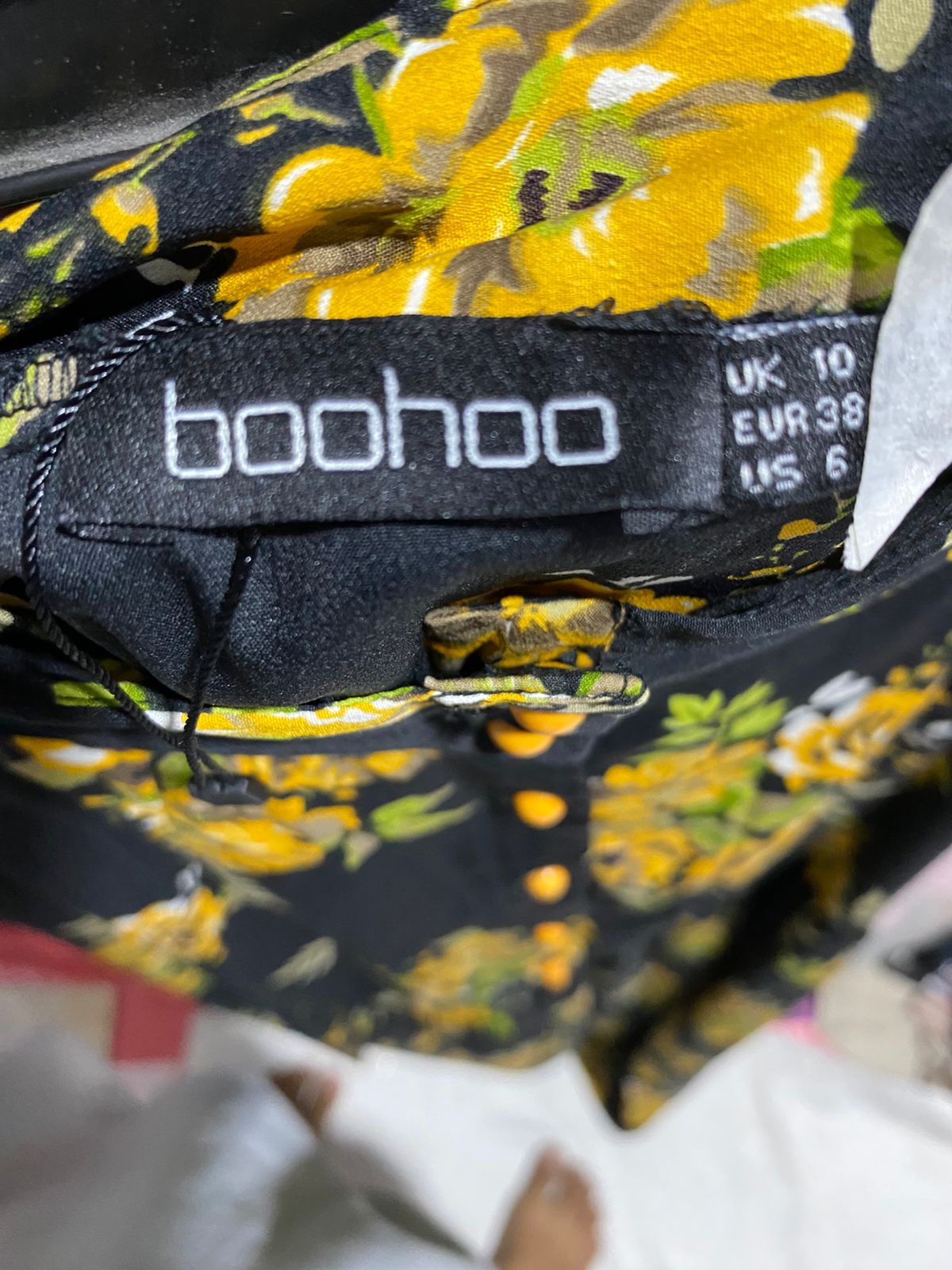 BOOHOO |S| WAIST 26| B20| BLACK AND YELLOW FLORAL BUTTON-FRONT MAXI SKIRT
