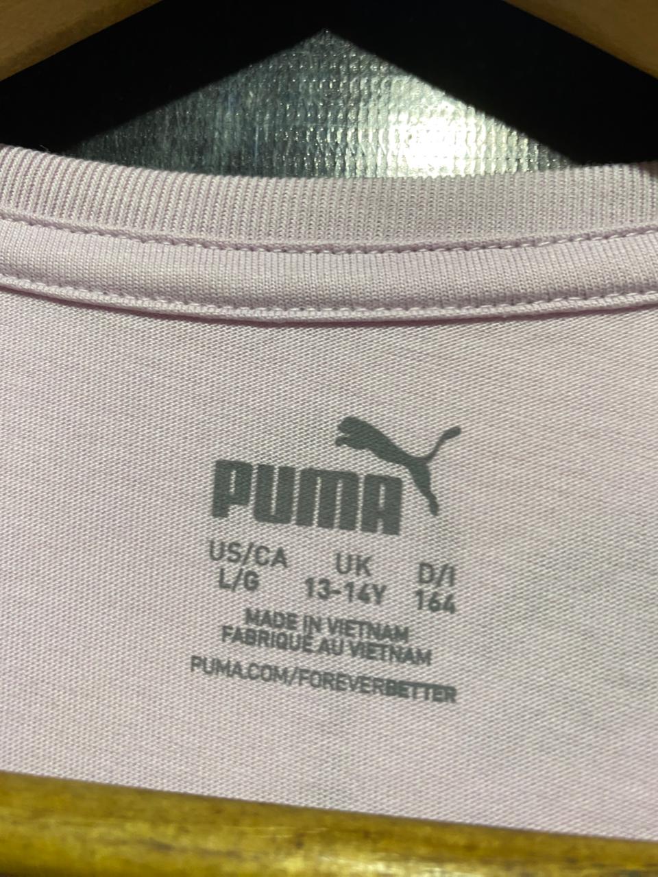 PUMA |L| BUST 18| B21| GRAPHIC LOGO ESSENTIAL T-SHIRT