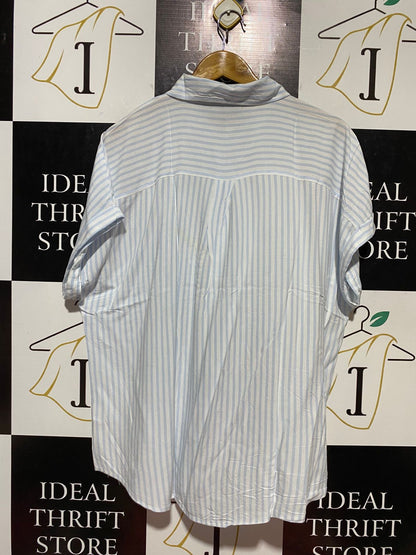 DOTTI |XL| BUST FRE| B22| LIGHT BLUE AND WHITE VERTICAL STRIPED SHORT SLEEVE BUTTON-DOWN SHIRT