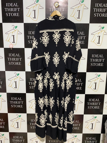 TU |XL| BUST 25| B22| CHIC BLACK AND WHITE EMBROIDERED STYLE LONG MAXI DRESS