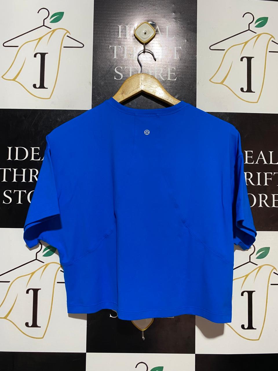 LULULEMON |L| BUST 21| ED CURTIS GRAPHIC CROPPED T-SHIRT IN COBALT BLUE