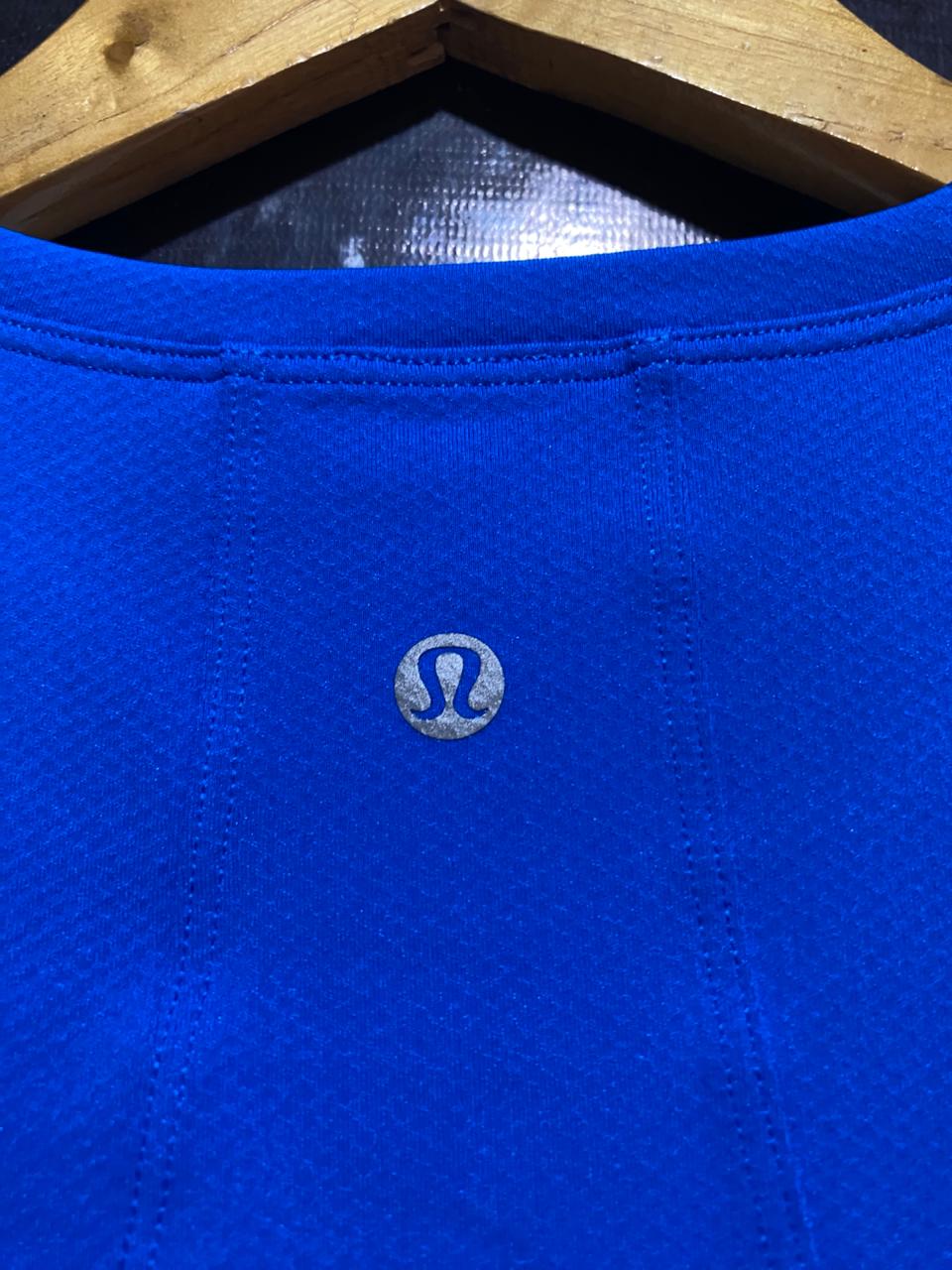 LULULEMON |L| BUST 21| ED CURTIS GRAPHIC CROPPED T-SHIRT IN COBALT BLUE