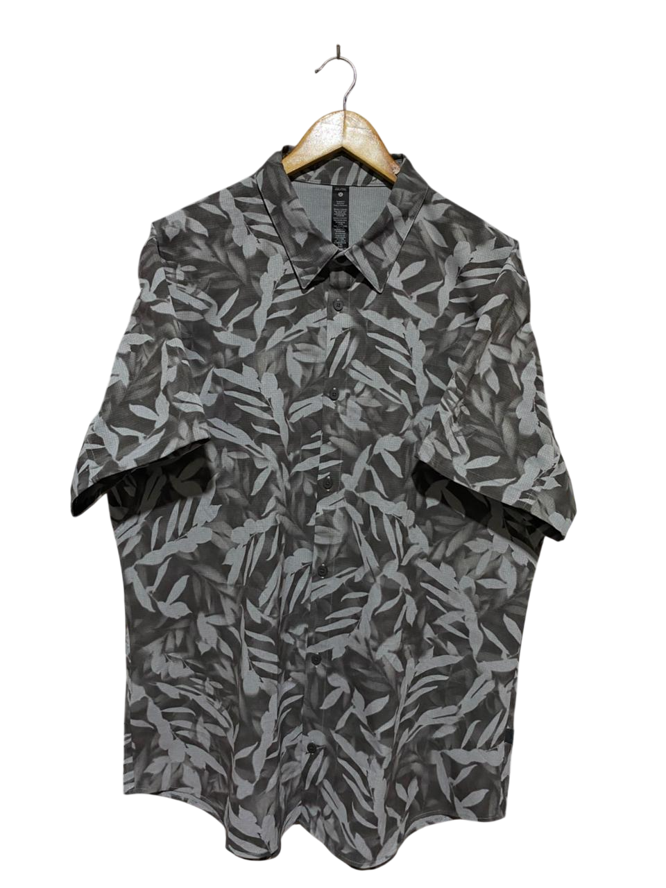 LULULEMON |XL| BUST 25| MASON PEAK SHORT SLEEVE SHIRT - GRAPHITE LEAF PRINT