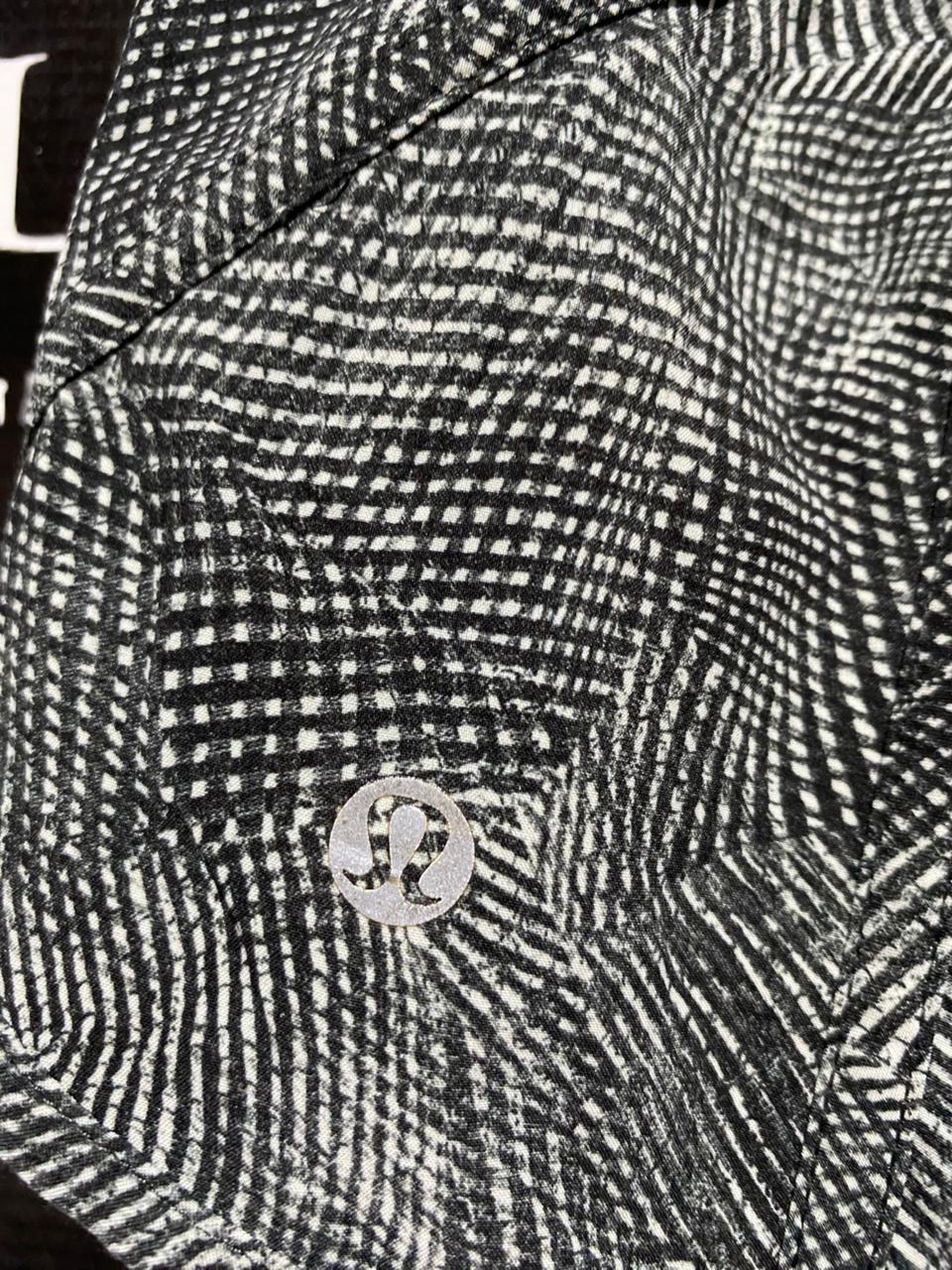 LULULEMON | XS| WAIST 24| TRACK THAT HIGH-RISE RUNNING SHORTS – BLACK & WHITE ABSTRACT PRINT