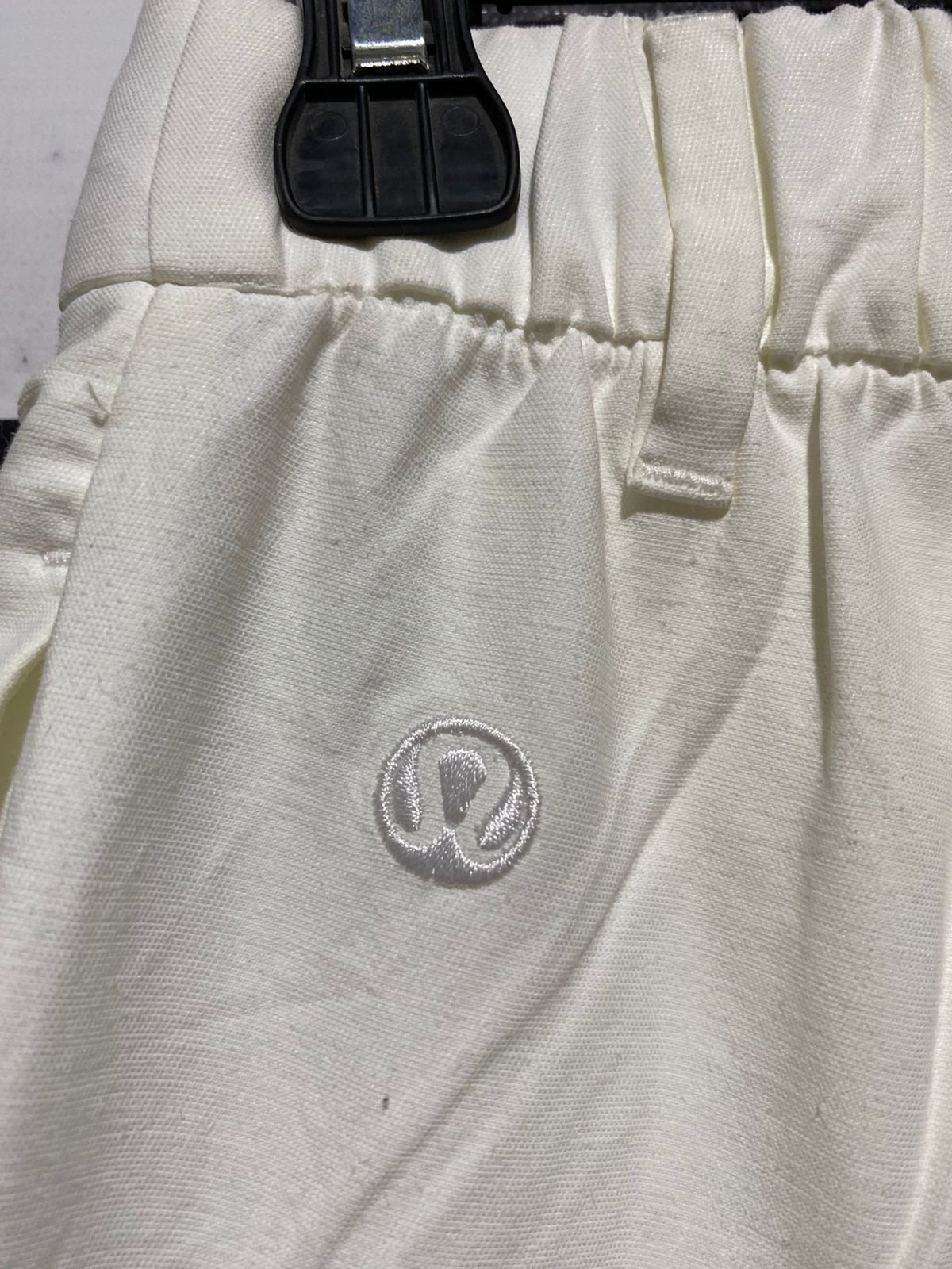 LULULEMON |S| WAIST 26| HIGH-WAISTED PLEATED BERMUDA SHORTS - CHALK WHITE