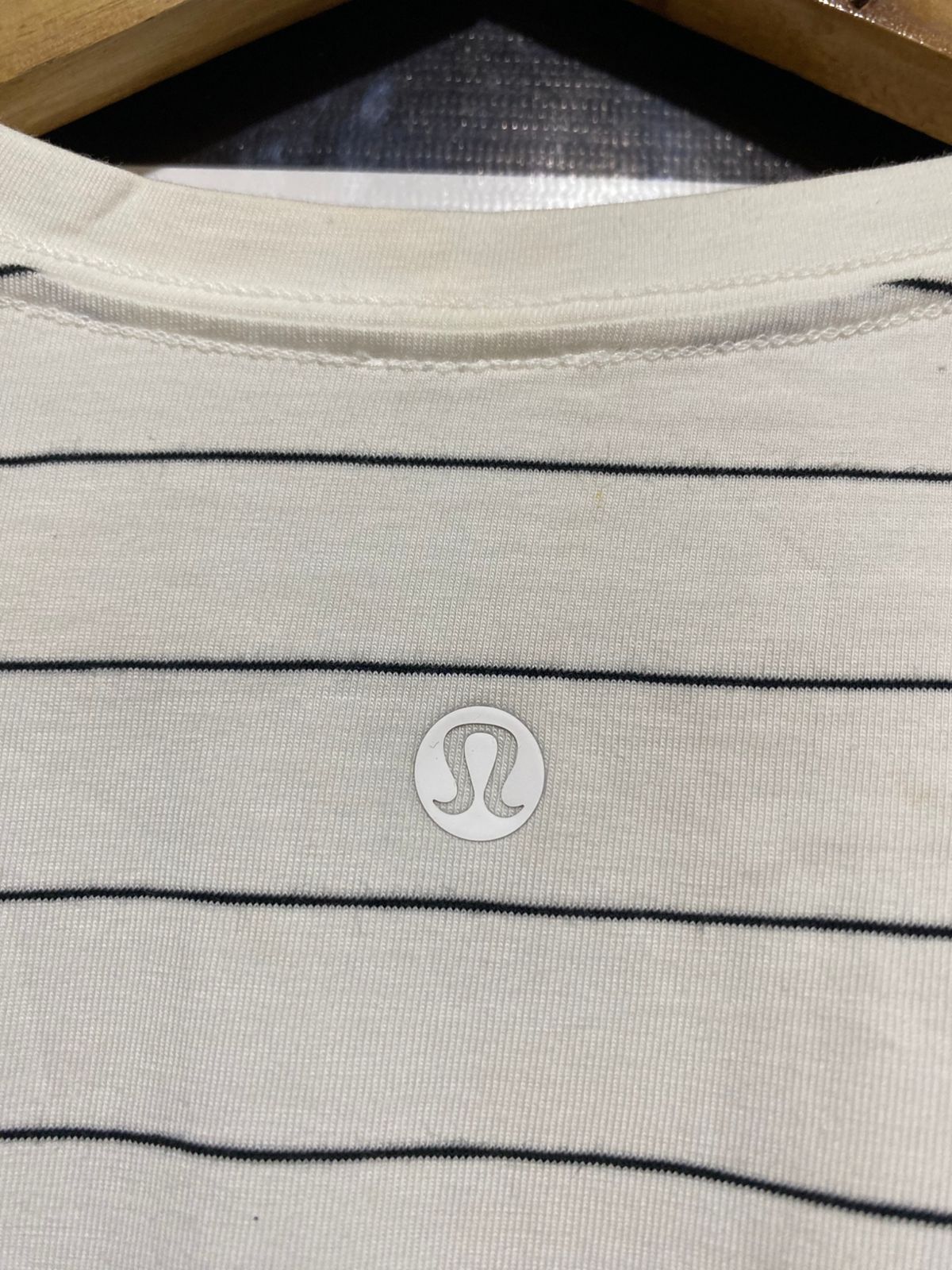 LULULEMON |L| BUST 19| THE FUNDAMENTAL T-SHIRT IN STRIPED WHITE & NAVY
