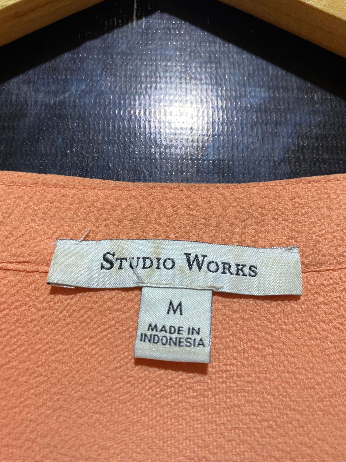 STUDIO WORKS |M| BUST 20| B23| PEACH ZIP-FRONT UTILITY BLOUSE
