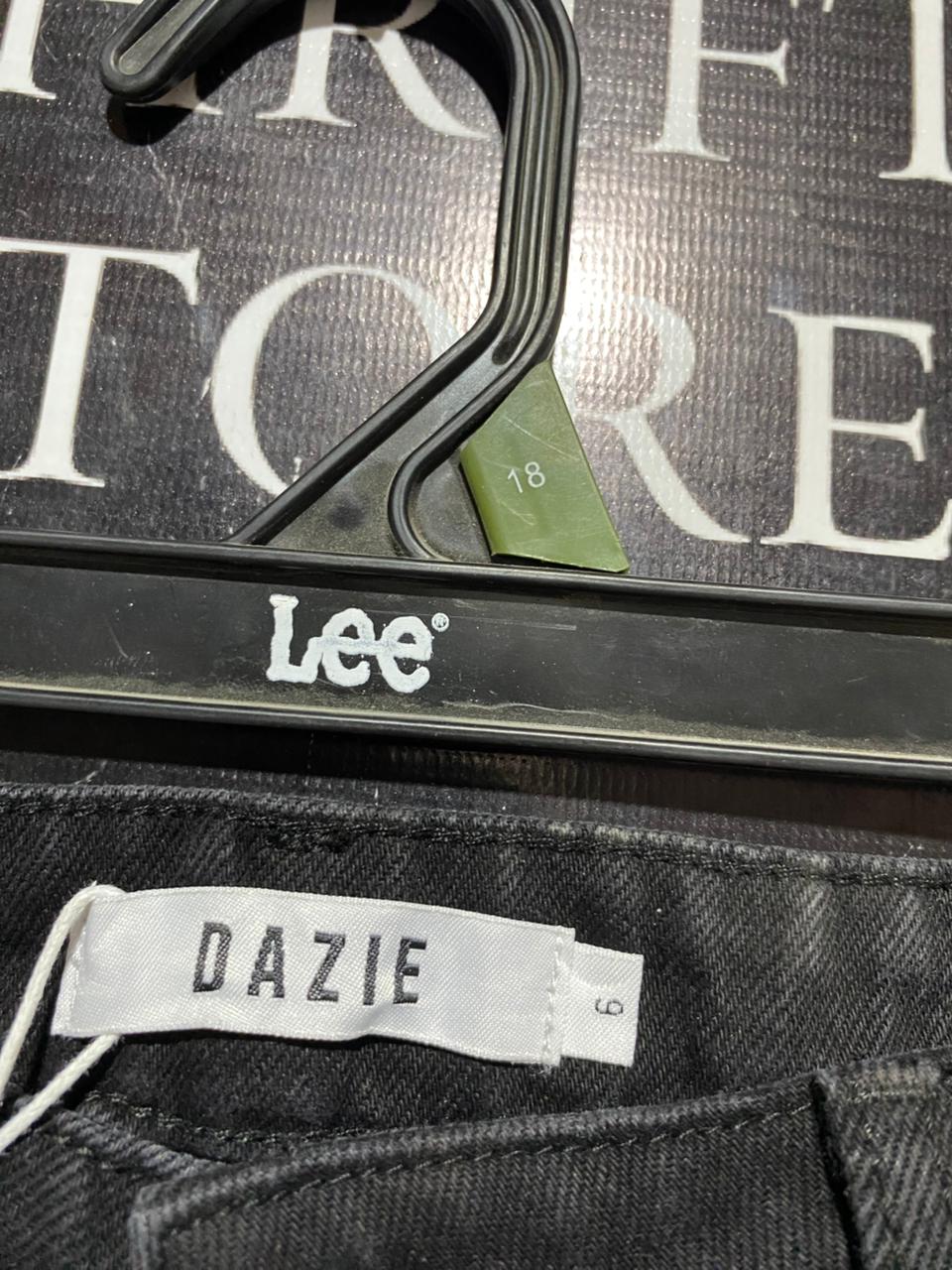 DAZIE |S| WAIST 26| B24| PREMIUM BLACK DISTRESSED DENIM JEANS - HIGH-RISE STRAIGHT-LEG APPAREL