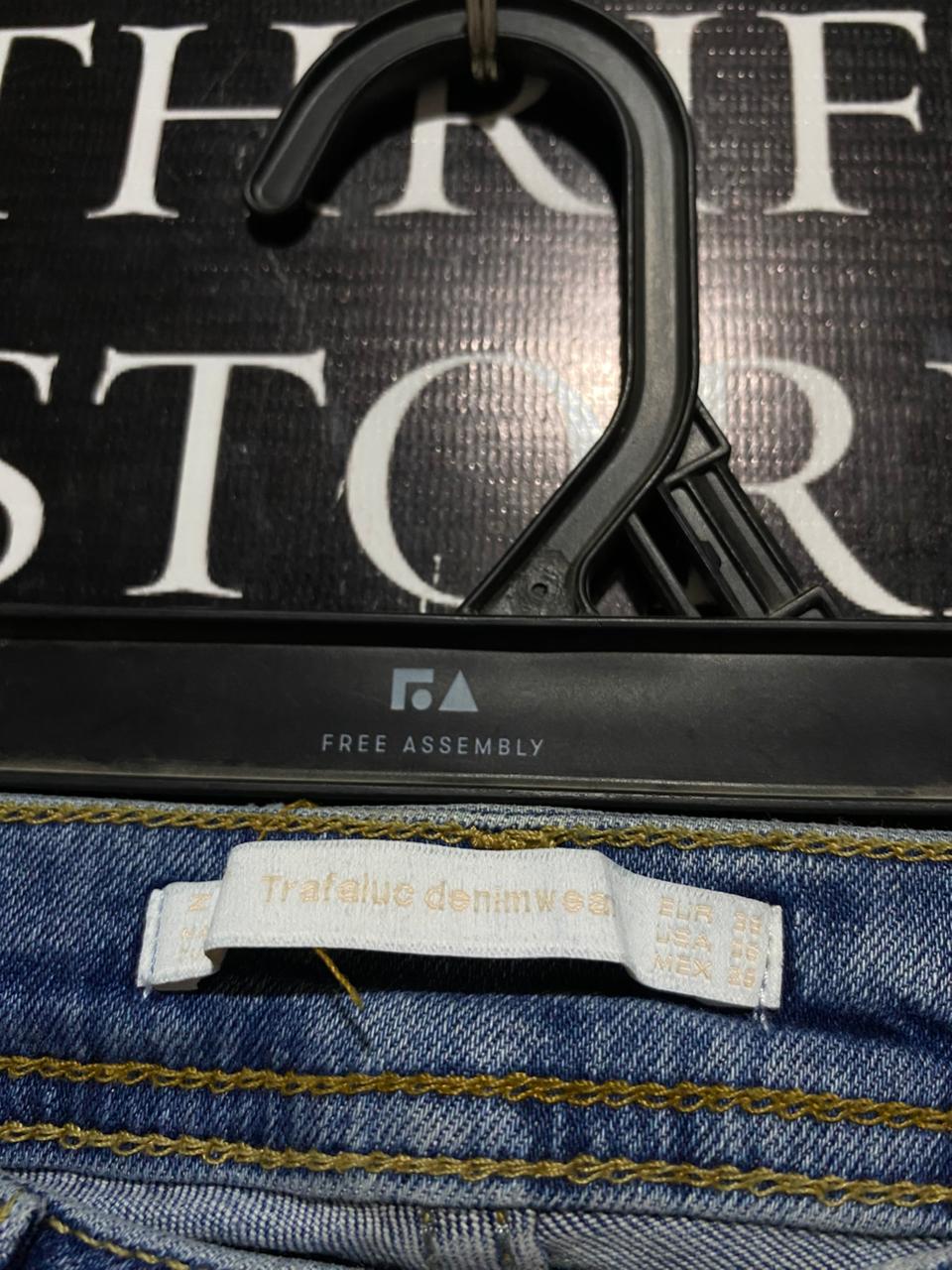 TRAFALUE |M| WAIST 28| B24| PREMIUM FLORAL EMBROIDERED DENIM JEANS - DISTRESSED SLIM-FIT CROP PANTS