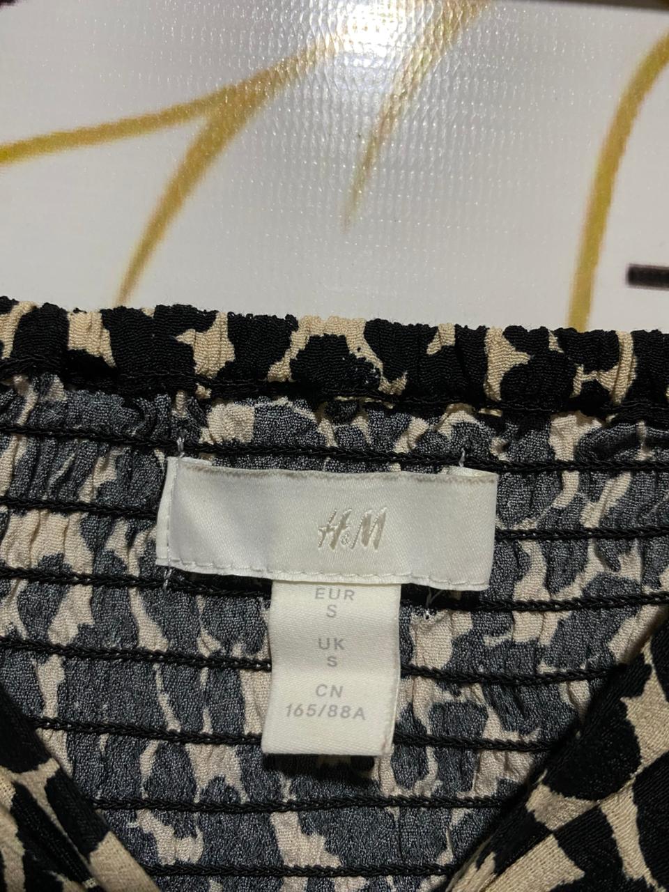 H&M |S| BUST 15| B23| ANIMAL PRINT RUCHED PUFF SLEEVE BLOUSE - PREMIUM THRIFTED APPAREL