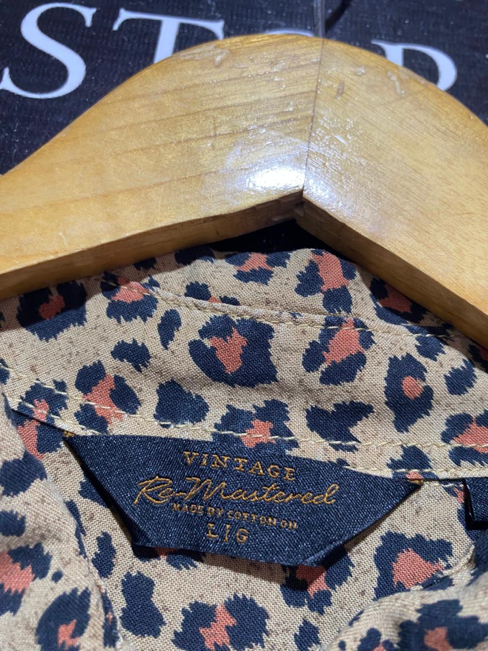 RE MASTERED |XL| BUST 23| B24| PREMIUM LEOPARD PRINT SHORT SLEEVE BUTTON-DOWN SHIRT