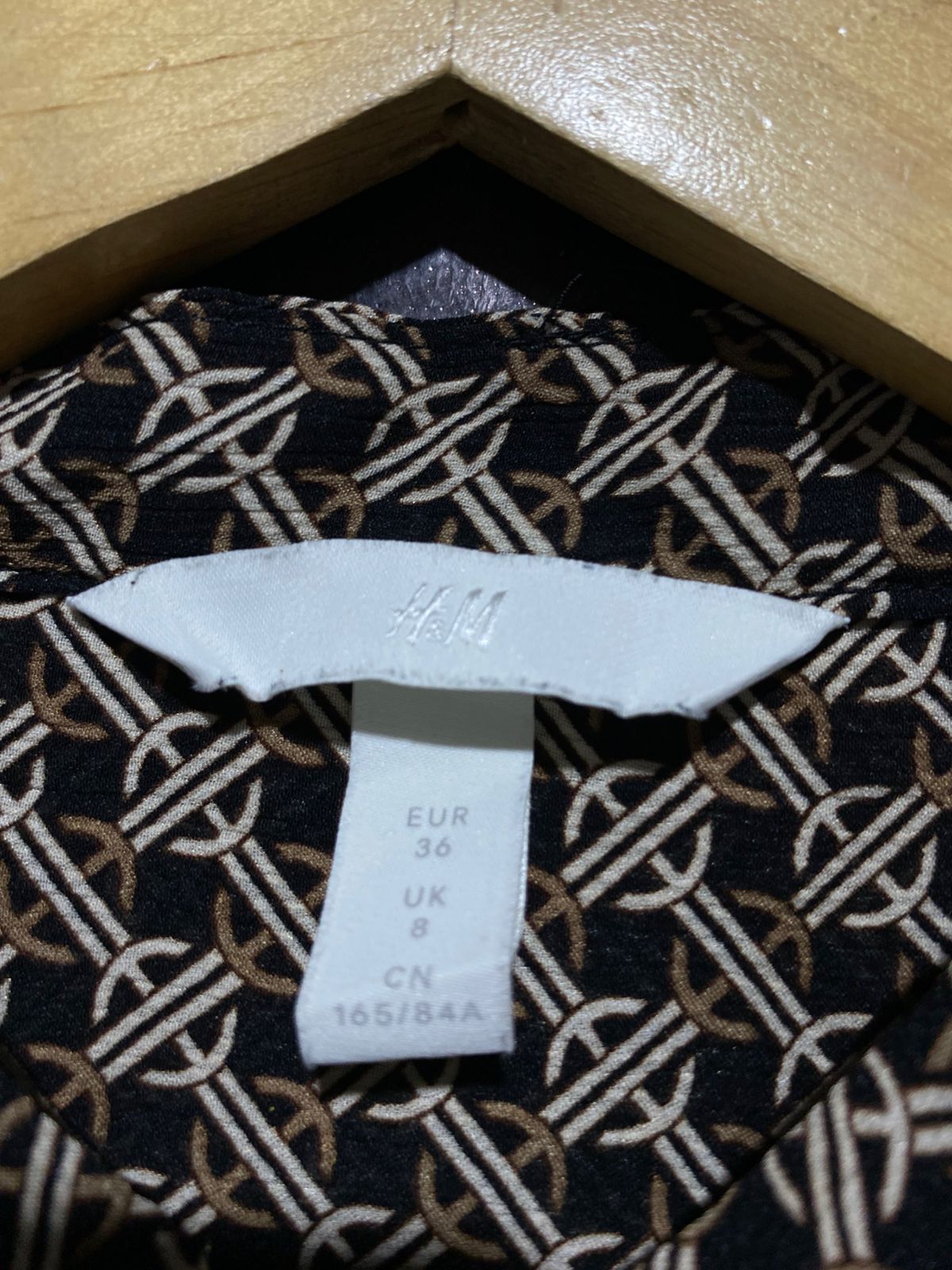 H&M |L| BUST 20| B28| GEOMETRIC PRINT LONG SLEEVE BUTTON-DOWN BLOUSE