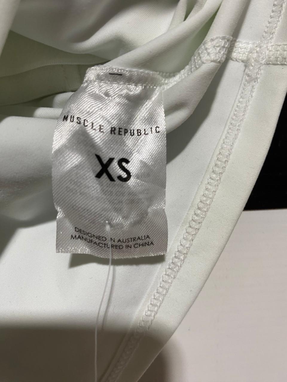 MUSCLE REPUBLIC |XS| BUST 14| B27| WHITE CROPPED CAMI TANK TOP WITH BUILT-IN BRA AND CROSS-BACK STRAPS