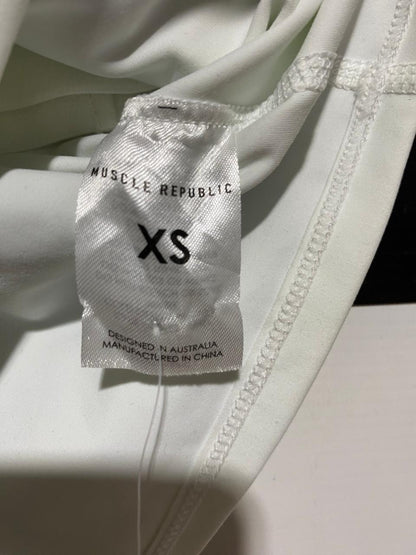 MUSCLE REPUBLIC |XS| BUST 14| B27| WHITE CROPPED CAMI TANK TOP WITH BUILT-IN BRA AND CROSS-BACK STRAPS