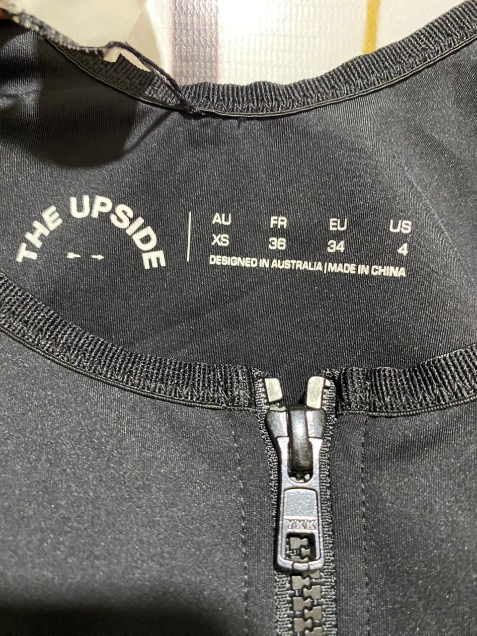 THE UPSIDE |XS| BUST 14| B29| PREMIUM BLACK ZIP-FRONT CROP TOP WORKOUT SPORTS BRA WITH WHITE STITCHING