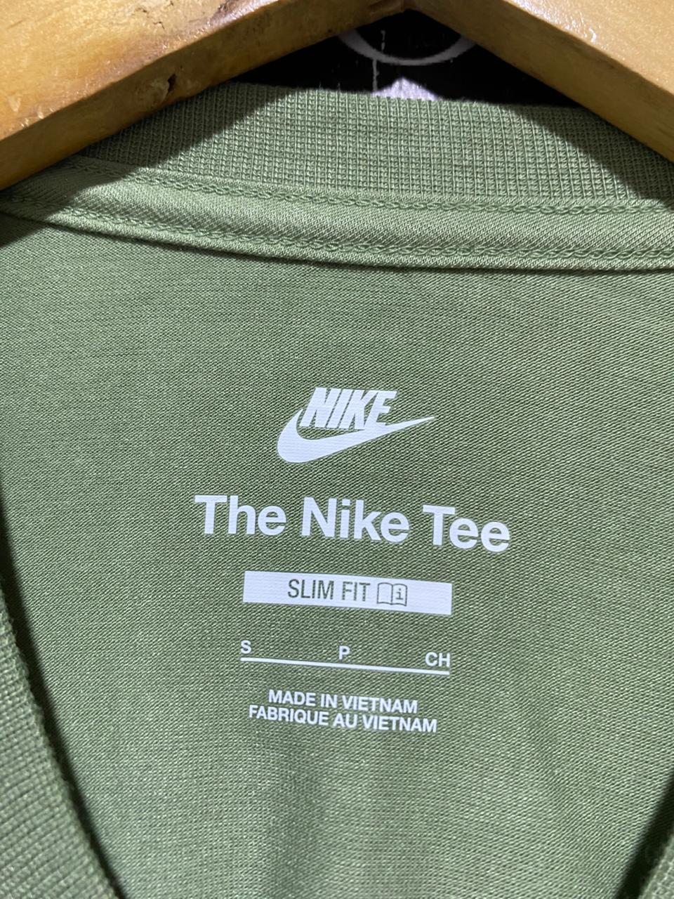 NIKE |S| BUST 16| B30| OLIVE GREEN CENTER SWOOSH CROP T-SHIRT