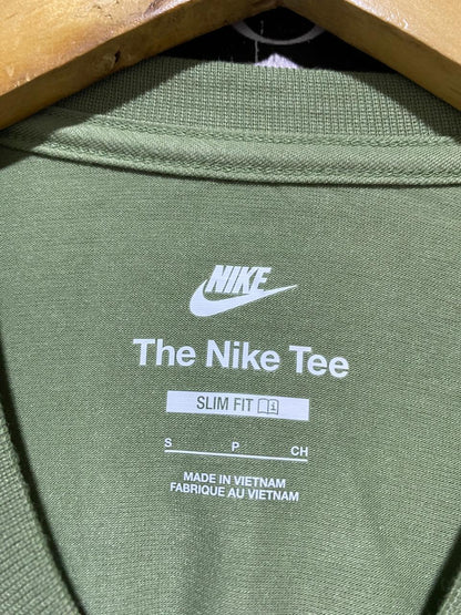 NIKE |S| BUST 16| B30| OLIVE GREEN CENTER SWOOSH CROP T-SHIRT