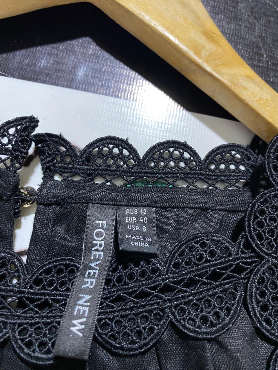 FOREVER NEW |M| BUST 20| B31| BLACK CROCHET TRIM HALTER TOP