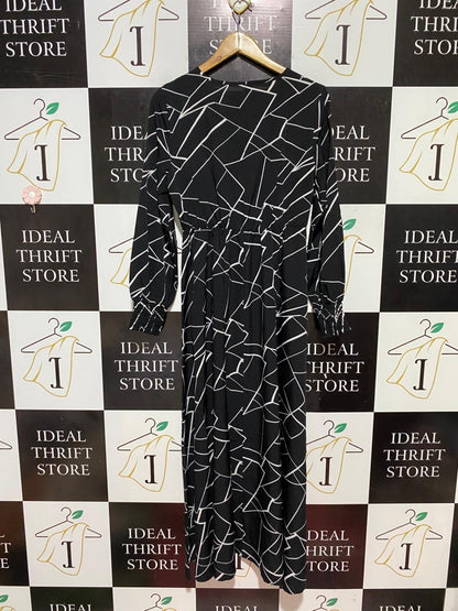 SHEIN |M| BUST 19| B31| BLACK AND WHITE GEOMETRIC LONG SLEEVE MAXI DRESS