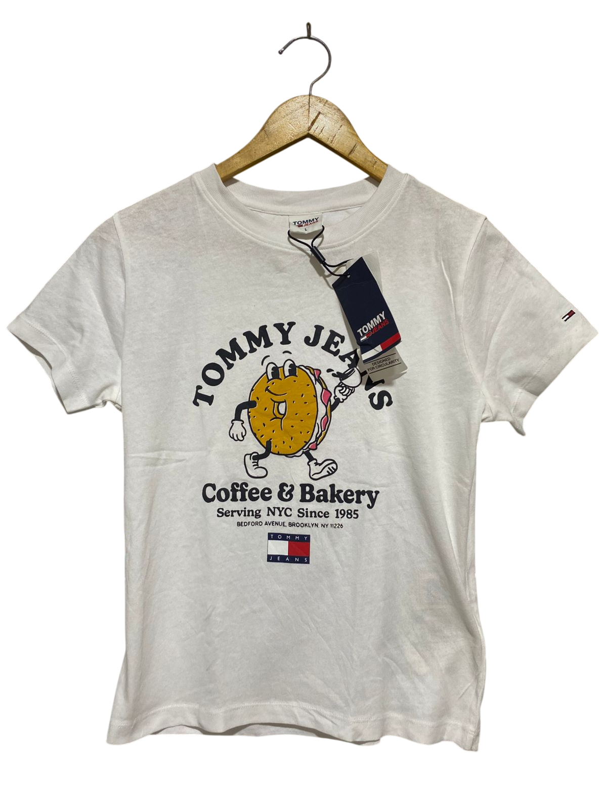 TOMMY JEANS |L| BUST 18| B32| WHITE COFFEE & BAKERY NYC GRAPHIC TEE