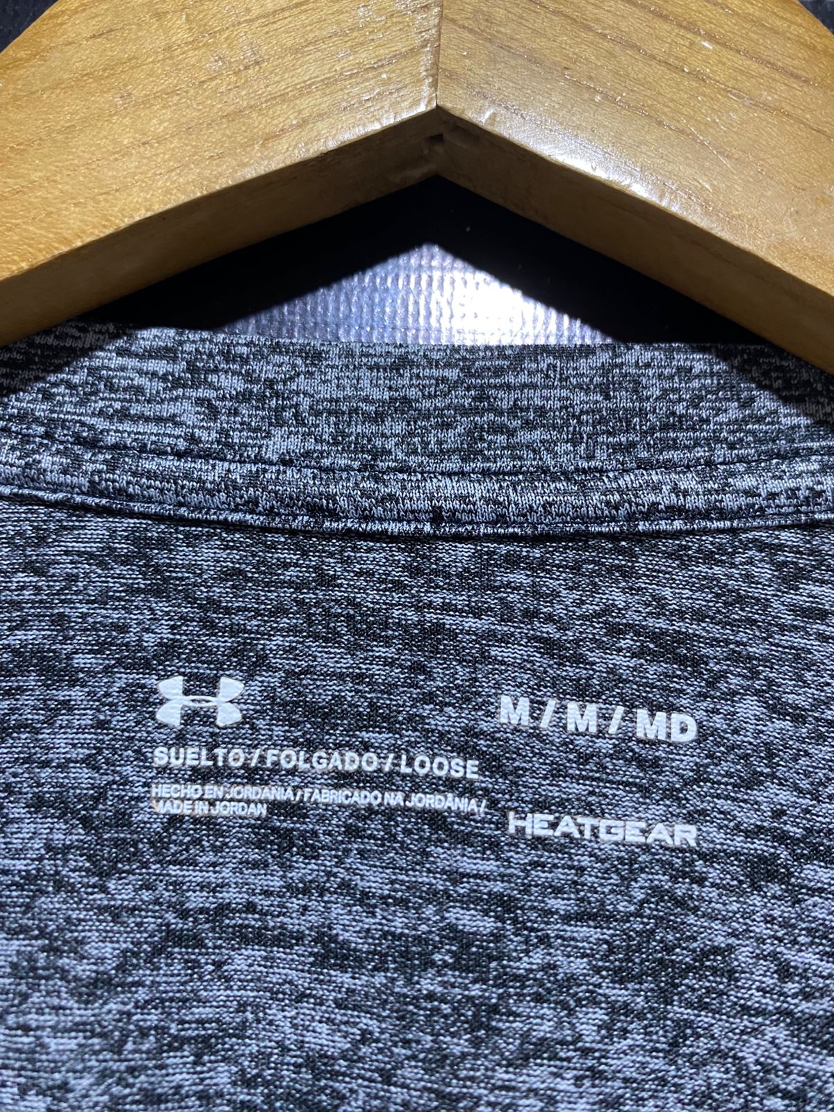 UNDER ARMOUR |M| BUST 19| B32| CHARCOAL GREY HEATHERED V-NECK ACTIVEWEAR TEE