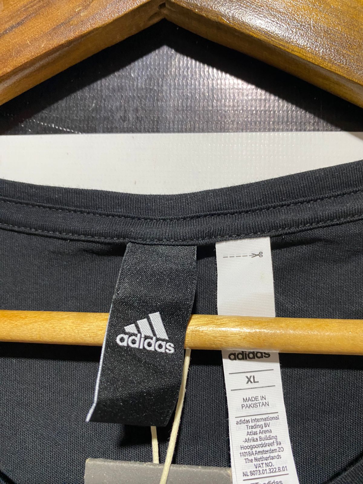 ADIDAS |XL| BUST 22| B32| BLACK BIG LOGO SPORTY GRAPHIC ACTIVEWEAR TEE