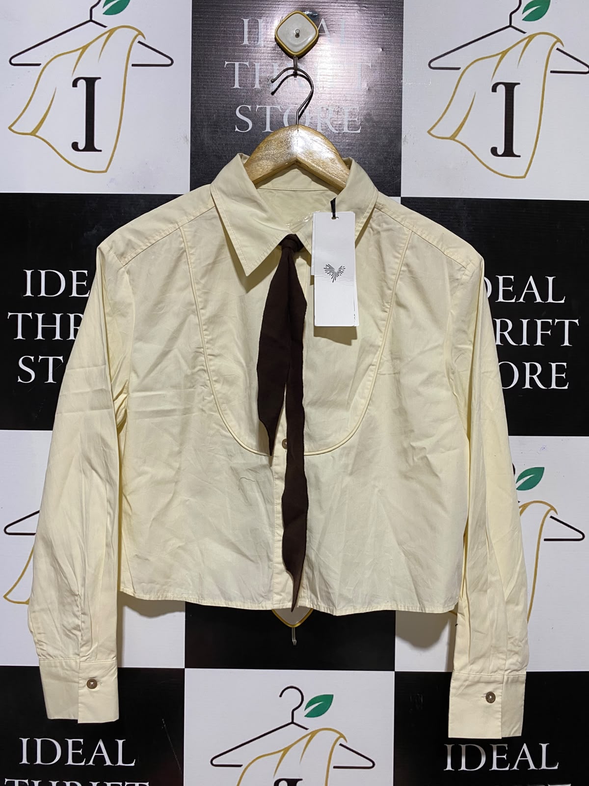 PEACEBIRD |M| BUST 20| B38| CHIC CREAM CROPPED BUTTON DOWN SHIRT WITH DETACHABLE TIE