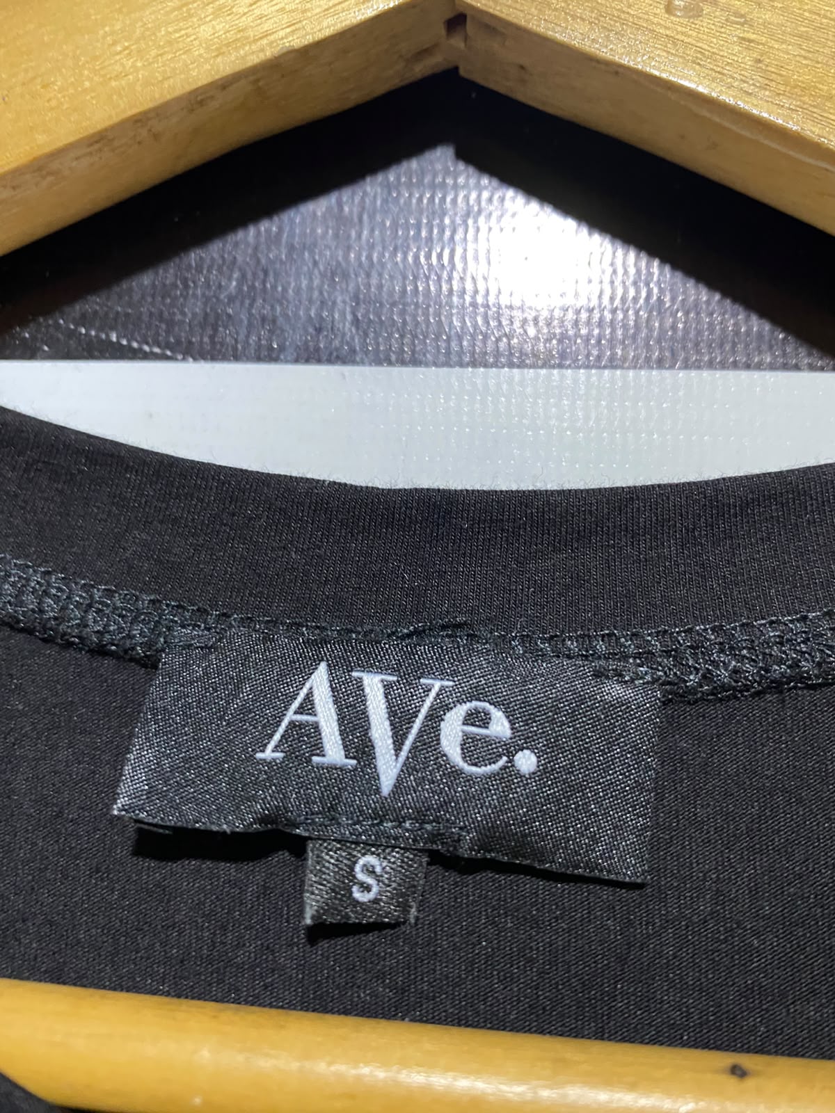 AVE |S| BUST 18| B33| WOMEN'S METALLIC SEQUIN EMBELLISHED GRAPHIC LOGO T-SHIRT – BLACK