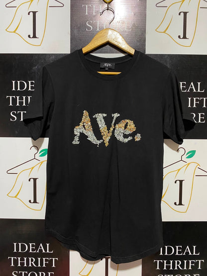 AVE |S| BUST 18| B33| WOMEN'S METALLIC SEQUIN EMBELLISHED GRAPHIC LOGO T-SHIRT – BLACK