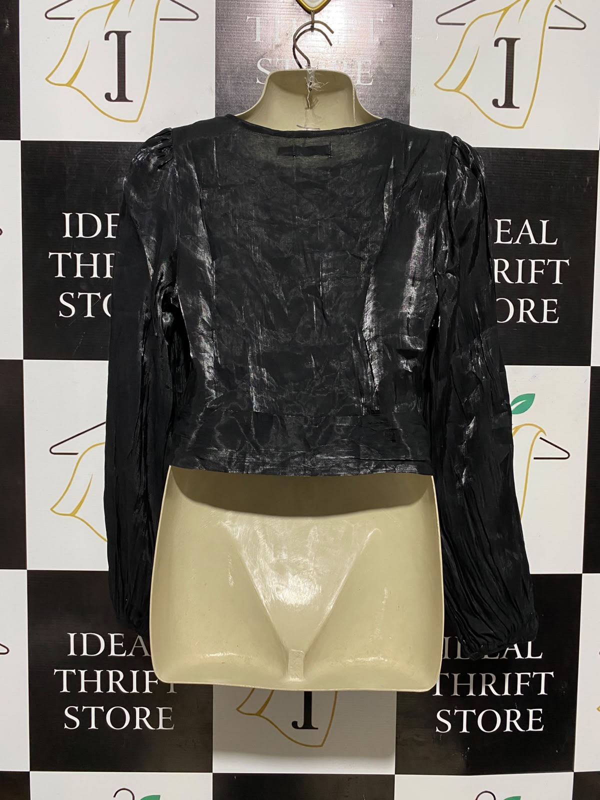 BOOHOO |M| BUST 16| B33| WOMEN'S SHIMMER SATIN LONG SLEEVE RUCHED FRONT CROP TOP – LIQUID JET BLACK