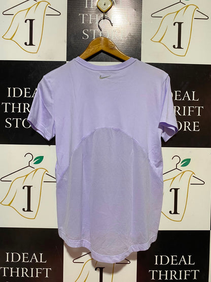 NIKE |S| BUST 19| B34| COMFORTABLE LIGHT PURPLE LILAC SHORT-SLEEVE ATHLETIC T-SHIRT WITH MESH HEM DETAILS
